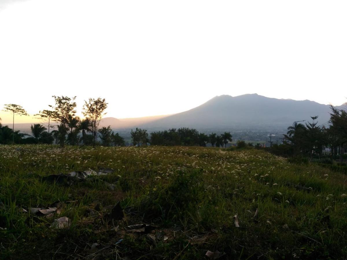 Villa Malang Puncak Buring Exterior photo