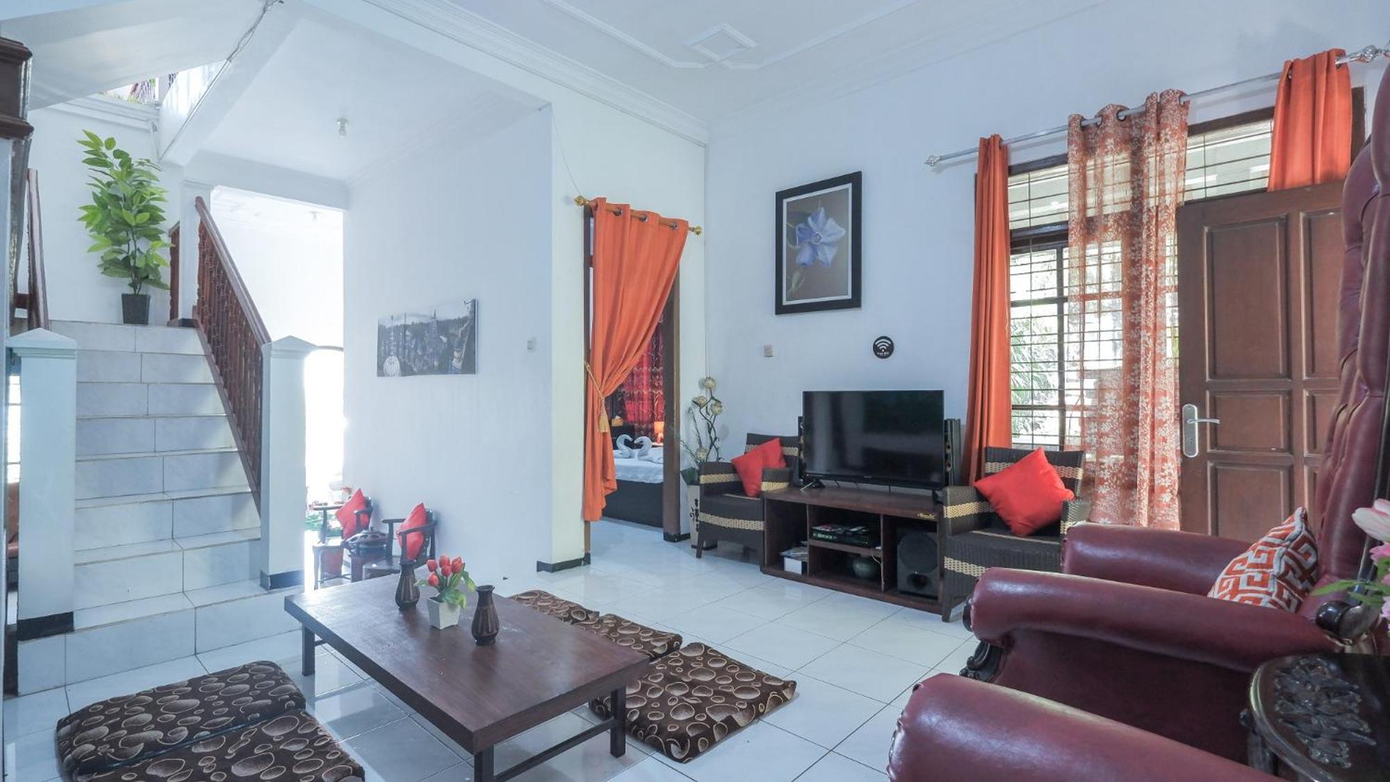 Villa Malang Puncak Buring Exterior photo